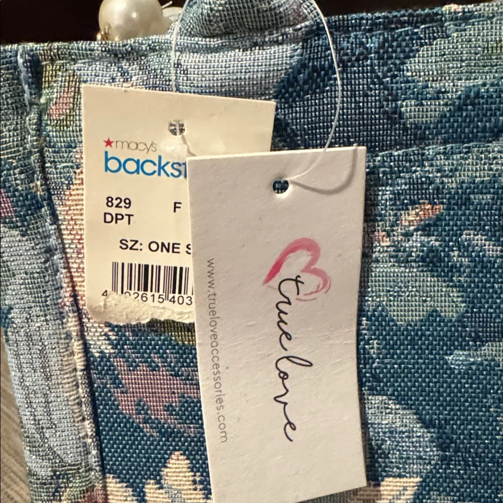 True Love 🎉host pick🎉🎈 NWT floral mini denim tapestry bag